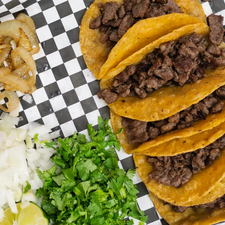 Tacos de ternera with onion, cilantro and lime